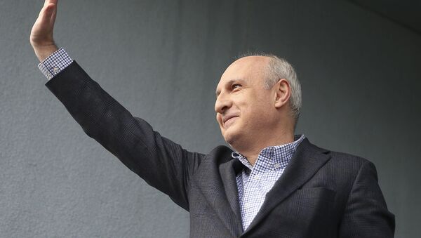 Бывший премьер-министр Грузии Вано Мерабишвили приветствует сторонников после своего освобождения (20 февраля 2020). Тбилиси - Sputnik Армения