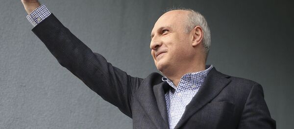 Бывший премьер-министр Грузии Вано Мерабишвили приветствует сторонников после своего освобождения (20 февраля 2020). Тбилиси Бывший премьер-министр Грузии Вано Мерабишвили приветствует сторонников после своего освобождения (20 февраля 2020). Тбилиси - Sputnik Армения