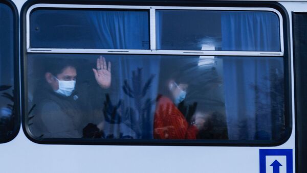 Автобус с эвакуриованными из китайского Уханя украинцами едет в санаторий для карантина (20 февраля 2020).  - Sputnik Армения