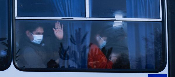 Автобус с эвакуриованными из китайского Уханя украинцами едет в санаторий для карантина (20 февраля 2020).  - Sputnik Армения