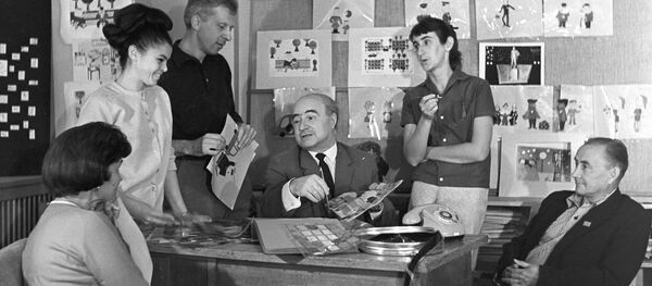 Лев Атаманов (в центре) за обсуждением нового проекта на киностудии Союзмультфильм - Sputnik Армения