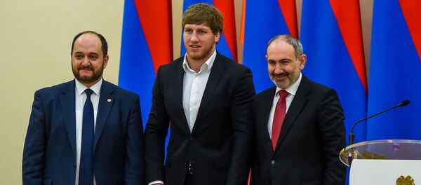 Артур Алексанян (в центре) на церемонии награждения лучших спортсменов 2019 года (21 февраля 2020). Еревaн - Sputnik Արմենիա