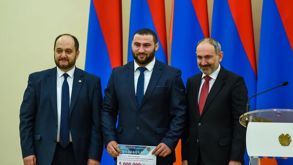 Симон Мартиросян (в центре) на церемонии награждения лучших спортсменов 2019 года (21 февраля 2020). Еревaн - Sputnik Արմենիա