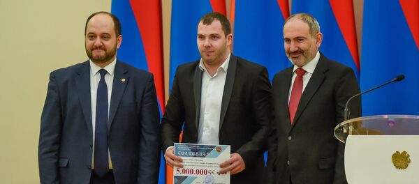 Акоб Мкртчян (в центре) на церемонии награждения лучших спортсменов 2019 года (21 февраля 2020). Еревaн - Sputnik Армения