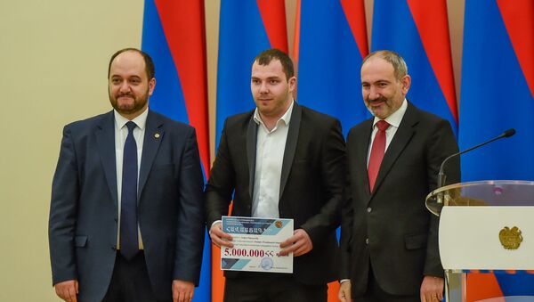 Акоб Мкртчян (в центре) на церемонии награждения лучших спортсменов 2019 года (21 февраля 2020). Еревaн - Sputnik Армения