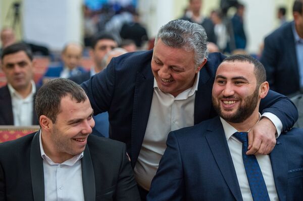 Մրցավարներն առնվազն 5 մեդալ են «խլել» հայ ըմբիշից, կամ ինչպես գորգին հայտնվեցին 3 մարզիկ Մրցավարներն առնվազն 5 մեդալ են «խլել» հայ ըմբիշից, կամ ինչպես գորգին հայտնվեցին 3 մարզիկ - Sputnik Արմենիա