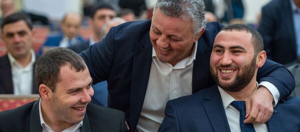 Акоп Мкртчян, Вагинак Галстян и Симон Мартиросян перед началом церемонии награждения лучших спортсменов 2019 года (21 февраля 2020). Еревaн Акоп Мкртчян, Вагинак Галстян и Симон Мартиросян перед началом церемонии награждения лучших спортсменов 2019 года (21 февраля 2020). Еревaн - Sputnik Армения