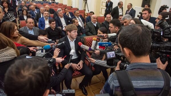 Артур Алексанян отвечает на вопросы журналистов перед началом церемонии награждения лучших спортсменов 2019 года (21 февраля 2020). Еревaн - Sputnik Армения