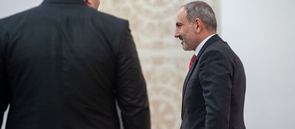 Премьер-министр Никол Пашинян перед началом церемонии награждения лучших спортсменов 2019 года (21 февраля 2020). Еревaн Премьер-министр Никол Пашинян перед началом церемонии награждения лучших спортсменов 2019 года (21 февраля 2020). Еревaн - Sputnik Армения