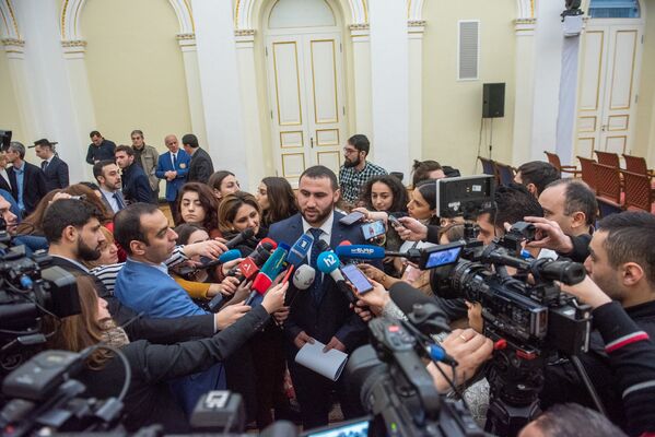 Симон Мартиросян отвечает на вопросы журналистов после церемонии награждения лучших спортсменов 2019 года в резиденции президента Армении. - Sputnik Армения