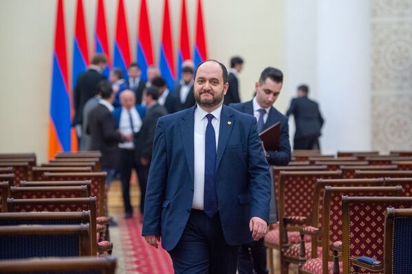 Министр ОНКС Араик Арутюнян покидает резиденцию президента после церемонии награждения лучших спортсменов 2019 года. - Sputnik Армения