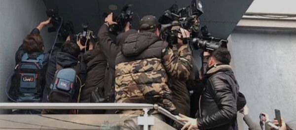 Журналисты окружили бывшего премьер-министра Грузии Вано Мерабишвили Журналисты окружили бывшего премьер-министра Грузии Вано Мерабишвили - Sputnik Армения