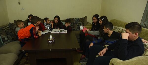 Բեժանյանների 12 հոգանոց ընտանիքը բնակարանի խնդիր ունի Բեժանյանների 12 հոգանոց ընտանիքը բնակարանի խնդիր ունի - Sputnik Արմենիա