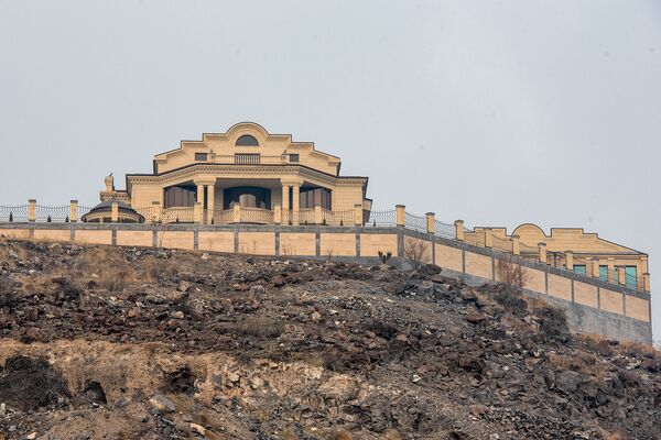 Սյունիքի նախկին մարզպետն ու իր վարորդը փորձում են օրինականացնել ապօրինի հողն ու տունը - Sputnik Արմենիա