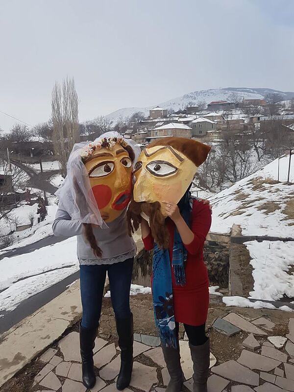 В Армении бабушку Утис сбросили с горы: видео о древних традициях накануне Великого поста В Армении бабушку Утис сбросили с горы: видео о древних традициях накануне Великого поста - Sputnik Армения