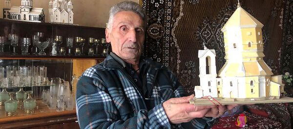 Мастер Оник Хачатрян с макетом церкви - Sputnik Армения