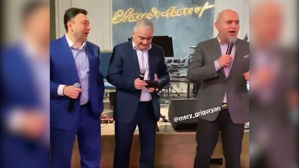 Армяне джан, пируем! Шармазанов, Ашотян, Саакян поют, Арпине Ованнисян танцует - видео - Sputnik Армения