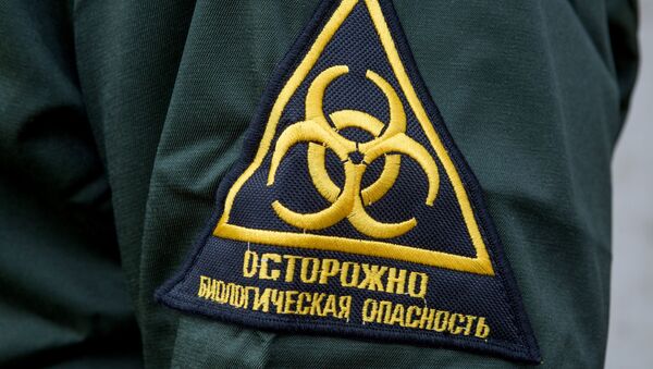 Нашивка Осторожно биологическая опасность на форме сотрудника инфекционной больницы - Sputnik Армения