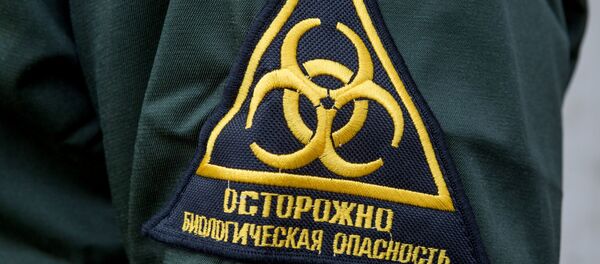 Нашивка Осторожно биологическая опасность на форме сотрудника инфекционной больницы - Sputnik Армения