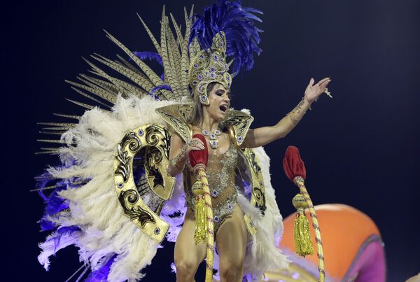 Танцовщица из школы Тома майора самбы выступает на поплавке во время карнавального парада (22 февраля 2020). Сан-Паулу, Бразилия - Sputnik Армения