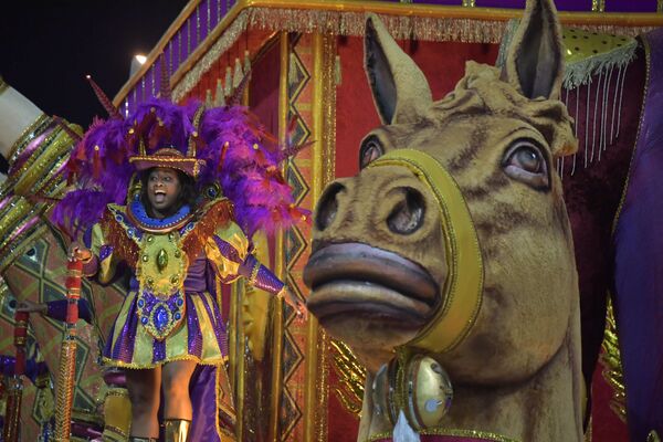 Гуляки школы Баррока зона Сул Самба выступают в первую ночь карнавала (22 февраля 2020). Сан-Паулу, Бразилия - Sputnik Армения