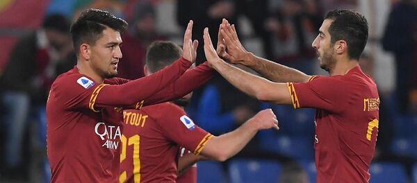 Дженгиз Ундер и Генрих Мхитарян празднуют первый гол в матче итальянский Серии А против ФК Лечче (23 февраля 2020). Рим - Sputnik Արմենիա