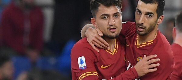 Дженгиз Ундер и Генрих Мхитарян празднуют первый гол в матче итальянский Серии А против ФК Лечче (23 февраля 2020). Рим - Sputnik Արմենիա