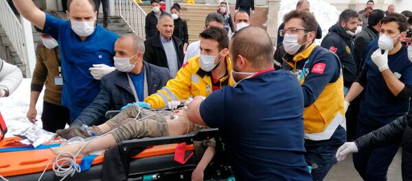 Медики и спасатели везут раненого мальчика в машину скорой помощи после землетрясения, произошедшего в деревне Баскале в провинции Ван (23 февраля 2020). Турция - Sputnik Արմենիա