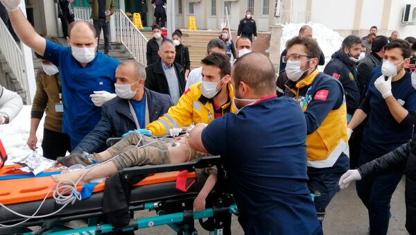 Медики и спасатели везут раненого мальчика в машину скорой помощи после землетрясения, произошедшего в деревне Баскале в провинции Ван (23 февраля 2020). Турция - Sputnik Արմենիա