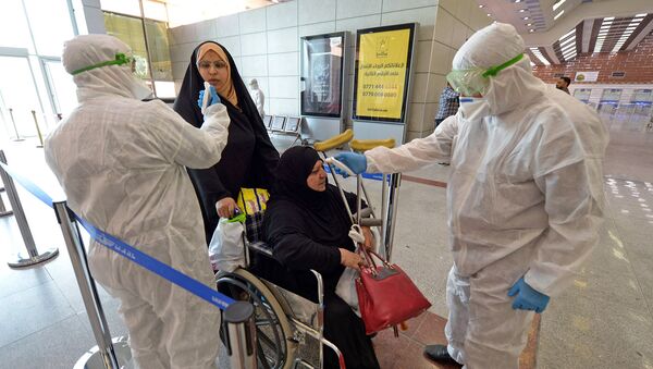 Медицинский персонал проверяет пассажиров в Международном аэропорту Наджаф после того как Иран объявил о случаях заражения коронавирусом в Исламской Республике (21 февраля 2020).  - Sputnik Արմենիա