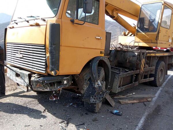 Грузовик смял семерку в Тавуше: есть погибшие и пострадавшие Грузовик смял семерку в Тавуше: есть погибшие и пострадавшие - Sputnik Армения