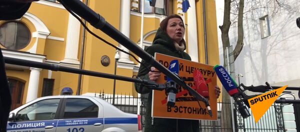 Долой цензуру. Черышева и Вышинский вышли на пикет к посольству Эстонии в Москве Долой цензуру. Черышева и Вышинский вышли на пикет к посольству Эстонии в Москве - Sputnik Արմենիա