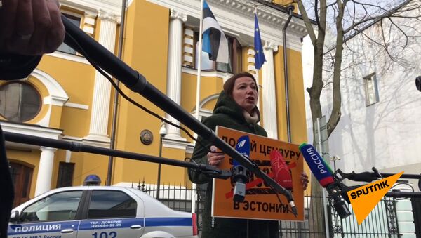 Долой цензуру. Черышева и Вышинский вышли на пикет к посольству Эстонии в Москве - Sputnik Армения