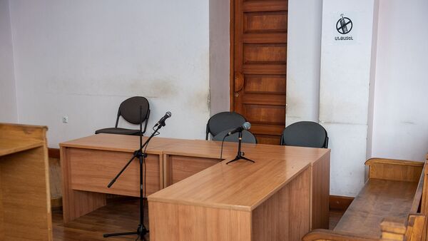 Пустая скамья подсудимых на заседании суда по делу Грачьи Арутюняна (24 февраля 2020). Еревaн - Sputnik Армения