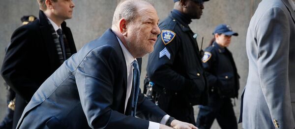 Харви Вайнштейн прибывает в Манхэттенский суд во время прений присяжных по делу об изнасиловании (24 февраля 2020). Нью-Йорк - Sputnik Армения