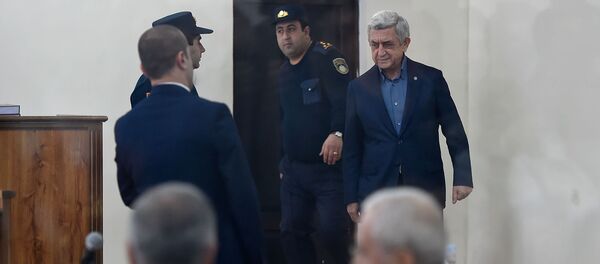 Третий президент Серж Саргсян перед началом заседания суда по дизельному делу (25 февраля 2020). Еревaн - Sputnik Армения