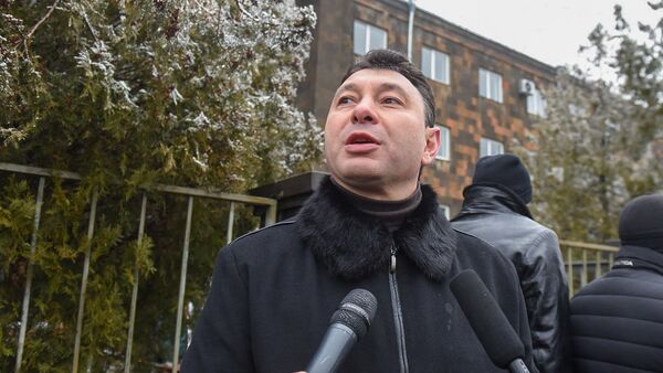Эдуард Шармазанов перед зданием суда, где проходит заседание по дизельному делу (25 февраля 2020). Еревaн - Sputnik Արմենիա