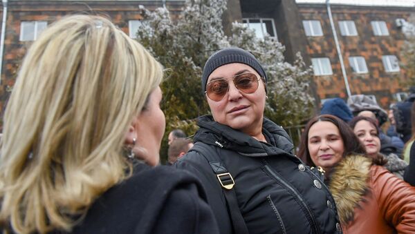 Шушан Петросян перед зданием суда, где проходит заседание по дизельному делу (25 февраля 2020). Еревaн - Sputnik Արմենիա