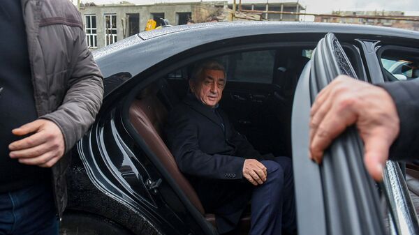 Третий президент Серж Саргсян покидает здание суда по окончанию заседания по дизельному делу (25 февраля 2020). Еревaн - Sputnik Армения