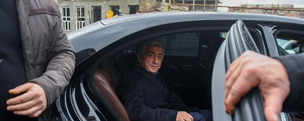 Третий президент Серж Саргсян покидает здание суда по окончанию заседания по дизельному делу (25 февраля 2020). Еревaн - Sputnik Армения