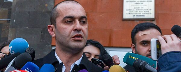 Адвокат Сержа Саргсяна Амрам Макинян отвечает на вопросы журналистов перед зданием суда по окончанию заседания по дизельному делу (25 февраля 2020). Еревaн - Sputnik Արմենիա