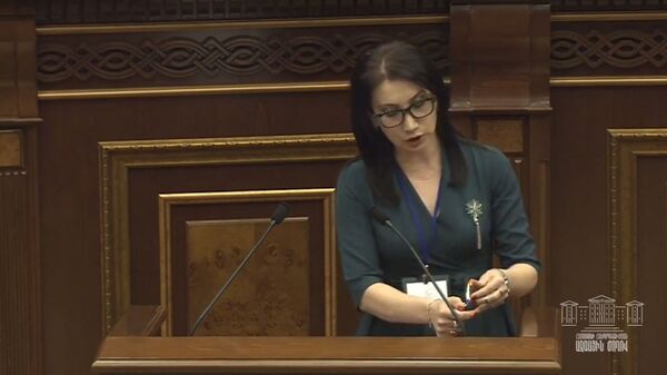 В парламенте Армении воскурили ладан — дабы очистить трибуну от нечисти трансгендера В парламенте Армении воскурили ладан — дабы очистить трибуну от нечисти трансгендера - Sputnik Армения