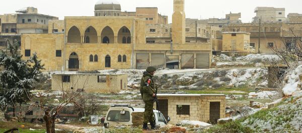 Патруль российской военной полиции в районе освобожденного от боевиков города Маарет-Нууман в провинции Идлиб (13 февраля 2020). - Sputnik Армения