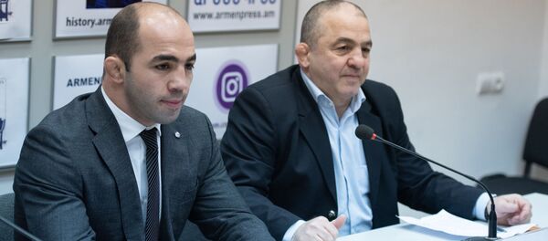 Арсен и Левон Джулфалакяны на пресс-конференции (26 февраля 2020). Еревaн Арсен и Левон Джулфалакяны на пресс-конференции (26 февраля 2020). Еревaн - Sputnik Армения