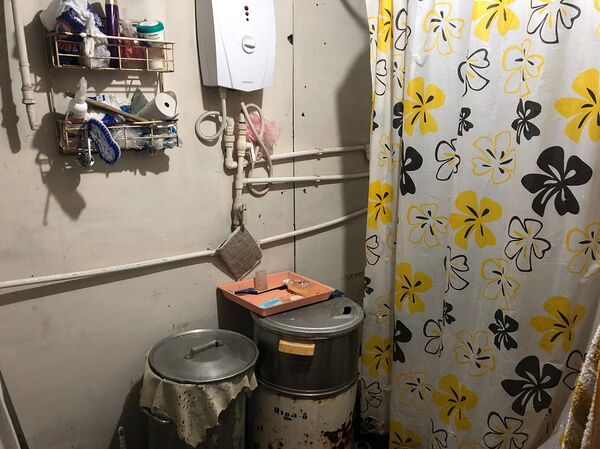 Хочу свою комнату - и без крыс: как гюмрийская семья попала в капкан времянки Хочу свою комнату - и без крыс: как гюмрийская семья попала в капкан времянки - Sputnik Армения