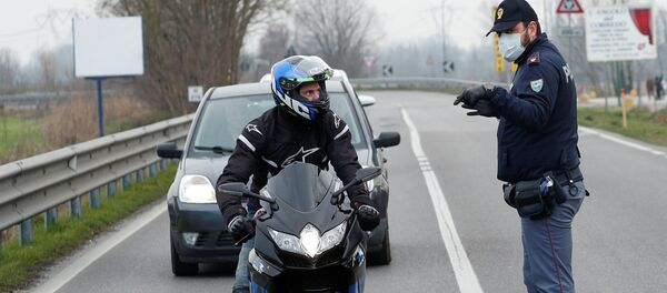 Полицейские в масках предупреждают водителей на дороге между Кодоньо и Казальпустерленго, которая была закрыта из-за вспышки коронавируса в северной Италии Полицейские в масках предупреждают водителей на дороге между Кодоньо и Казальпустерленго, которая была закрыта из-за вспышки коронавируса в северной Италии - Sputnik Армения