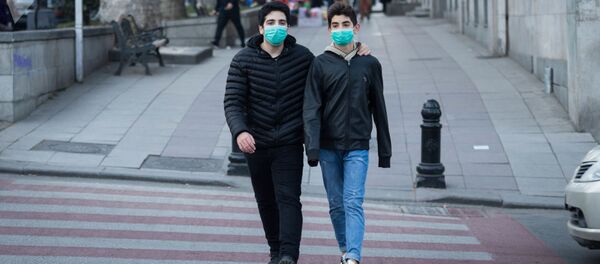 Молодые люди в масках на проспекте Руставели, Тбилиси - Sputnik Արմենիա