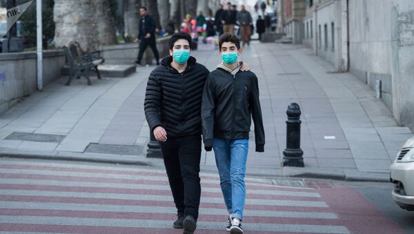 Молодые люди в масках на проспекте Руставели, Тбилиси - Sputnik Արմենիա