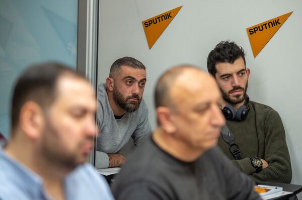 Допинг для шахматистов? Российские спортивные журналисты пообщались с коллегами в Ереване Допинг для шахматистов? Российские спортивные журналисты пообщались с коллегами в Ереване - Sputnik Армения