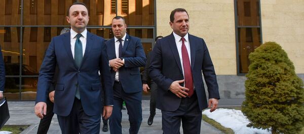 Министры обороны Армении и Грузии Давид Тоноян и Ираклий Гарибашвили после совместной пресс-конференции (27 февраля 2020). Еревaн - Sputnik Արմենիա